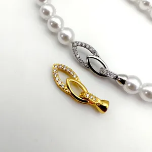 Détail en gros plan du fermoir ovale pavé de zircons pour collier de perles DIY.