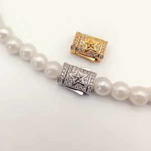 Gros plan détail du fermoir étoile en zircone rectangulaire DIY pour bijoux en perles.