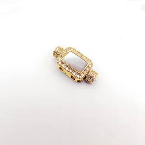Vue détaillée du fermoir de bijoux rectangulaire doré en nacre et micropavé de zircone.