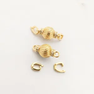 Nahaufnahme des vergoldeten DIY Schmuckverschlusses, Kürbisform mit Zirkonia Stein.