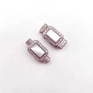 Fermoir de collier rectangulaire en nacre avec des zircons cubiques scintillants.