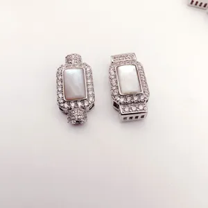 Fermoir rectangulaire en nacre et zircone micro-pavé exquis pour colliers et bracelets.