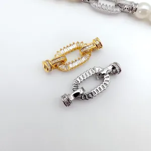 Close-up detail van DIY parel sieraden sluiting, geometrische zirkonia verbindingsgesp.