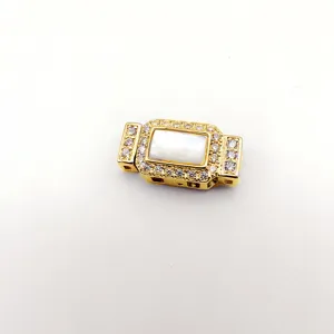Fermoir de bijou rectangulaire en nacre et zircons plaqué or pour bracelet collier.