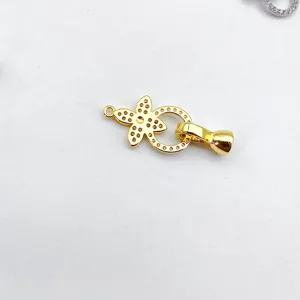 Gros plan sur le fermoir de bijou floral plaqué or, idéal pour colliers et bracelets DIY.