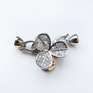 Detailansicht des Kleeblatt Strass Schmuckverschluss Zubehörs für Halsketten und Armbänder.