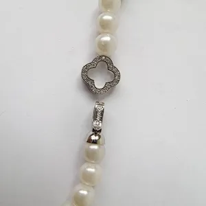 Großhandel Kleeblatt Perle Halskette Verschluss DIY Schmuck Zubehör mit glänzenden Steinen.