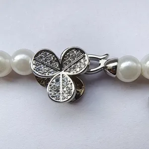 Detailaufnahme eines Kleeblatt Strass Perlen Halskette Verschluss Schmuck Zubehörteil.