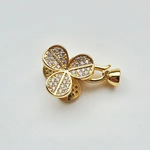 Goldfarbener Kleeblatt Schmuckverschluss mit funkelnden Steinen für Ketten und Armbänder.