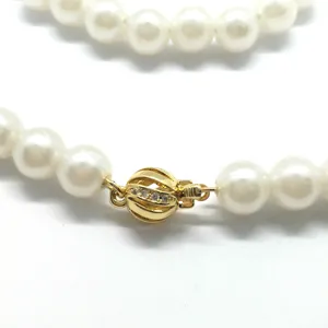 Vue de détail en gros plan du fermoir de collier de perles DIY avec design de boule strass.