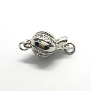 Detail de fermoir boule strass argente creux pour creation de colliers bracelets perles.