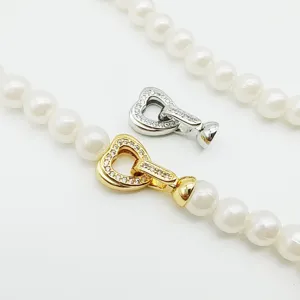 Vue détaillée de fermoirs de collier et bracelet cœur en zircon micro-serti perle DIY.