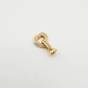 Fermoir de bijou doré en forme de cœur avec oxydes de zirconium, parfait pour colliers DIY.