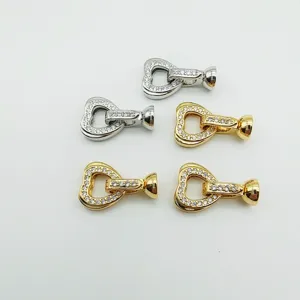 Vue détaillée de fermoirs de bijoux DIY en zircone cubique en forme de cœur.