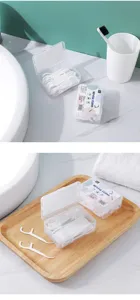 Gros plan de la boîte de fil dentaire portable, bâtonnets blancs pour l'hygiène buccale.