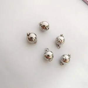 Edelstahl Kugelverschluss Detail, runder DIY Schmuckverbinder für Perlenketten und Armbänder.