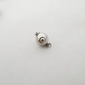 Nahaufnahme des silbernen Edelstahl Kugelverschlusses für DIY Schmuck und Halsketten.