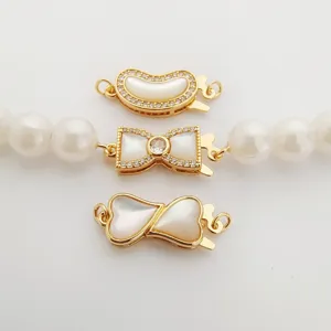 Chiusura per collana di perle in rame dorato con madreperla e dettagli in cristallo vista dettaglio.