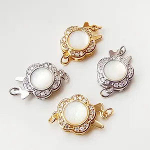 Squisita chiusura per collana di perle floreale, placcata oro con zircone madreperla.