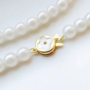 Chiusura per collana di perle dorata con trifoglio a quattro foglie in conchiglia dettaglio