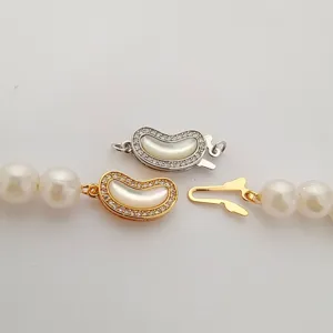 Dettaglio chiusura collana perle, forma fagiolo conchiglia zirconia connettore gioielli.