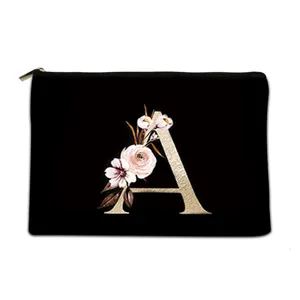 Bolsa de maquillaje negra de lona con letra floral dorada A para el almacenamiento diario.