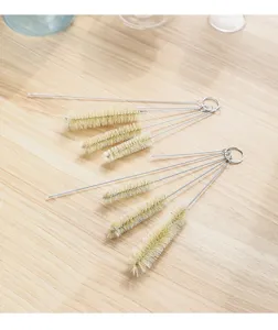 Gedetailleerd overzicht van de reinigingsborstelset in verschillende maten met metalen ringen.