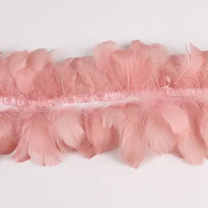 Détail de la bordure en plumes roses, douce et duveteuse pour la décoration et la couture.