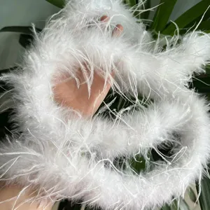 Weiße flauschige Straußenfeder Boa Detailaufnahme, weicher Federbesatz für Partykleidung
