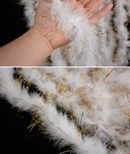 Weisse Federboa mit goldenen Lametta Details, ideal fur Feiertage Party und Bastelarbeiten.