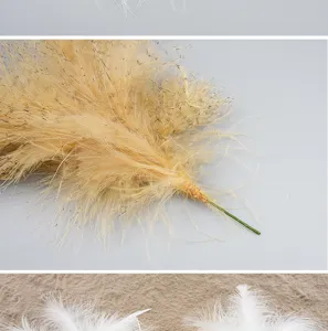Federn Detailansicht mit weicher fluffiger Textur und Drahtstiel für Handwerk und Dekoration.