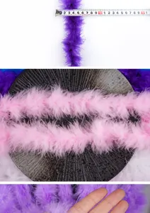 Dettaglio boa di piume di tacchino soffice costume fai da te accessorio decoro