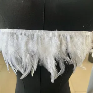 Detalle de ribete de plumas blancas en maniquí negro, ideal para decoración textil.