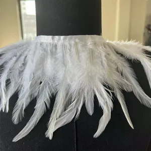 Primer plano de cuello de plumas blancas, ribete accesorio esponjoso para ropa y manualidades.