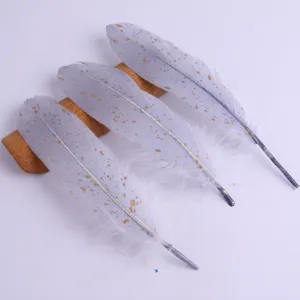 Detailansicht grauer Federn mit goldenen Spritzern für DIY-Modekunsthandwerk und Zubehör.