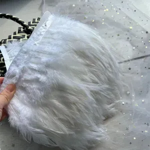 Detalle de decoración de ala de pluma blanca para manualidades DIY, disfraces y accesorios de hogar