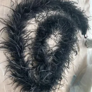 Nahaufnahme Detail von fluffiger schwarzer Straußenfederboa für Bekleidung und Kleider.