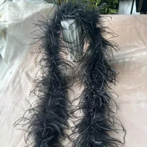 Schwarze Straußenfeder Boa Flauschiger Streifen für modische Kleid Bekleidung Kostüm Dekoration.