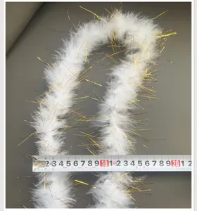 Detailopname van witte veren boa met goud lamé, pluizige strook voor kerstfeest en kledingdecoratie.