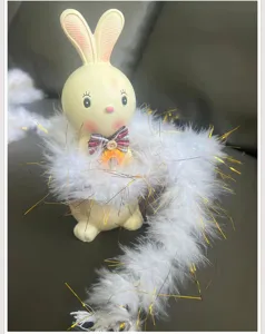 Wit goud tinsel veer boa gedetailleerd uitzicht, zacht pluis voor kerstfeest kleding decoratie.