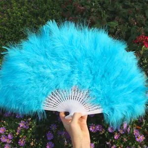 Eventail à plumes bleu vif avec baleines en plastique blanc pour spectacles et fêtes.
