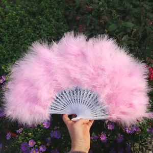 Eventail en plumes roses duveteuses avec des nervures en plastique creux blanc.