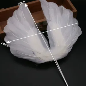 Vue détaillée de la décoration de gâteau ailes d'ange en plumes blanches pour anniversaire.