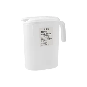 Μεγάλη πλαστική κανάτα κρύου νερού 1800ml με άνετη λαβή για χρήση στο ψυγείο.