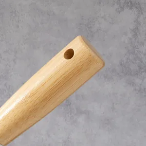 Gros plan sur la poignée en bois de l'outil de nettoyage de vitres de fenêtres à la maison.