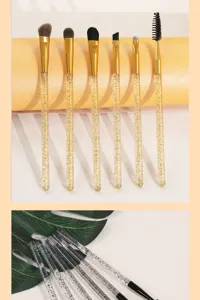 Gedetailleerd overzicht van 6 stuks glitter oogmake-up penseelset voor nauwkeurige applicatie.