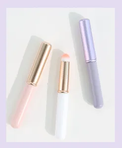 Gedetailleerd overzicht van de draagbare korte lippenkwast in prachtige Morandikleuren.