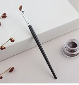 Winkel-Eyelinerpinsel, präzises Augenbrauen-Make-up-Werkzeug mit Holzgriff für feine Details.