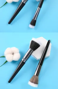Doppelter flacher Stippling-Rougebürste und Highlighter-Make-up-Pinsel Detailansicht.