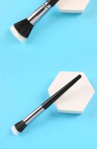 Detailaufnahme eines professionellen flachen Synthetik-Make-up-Pinsels für Rouge und Contouring.